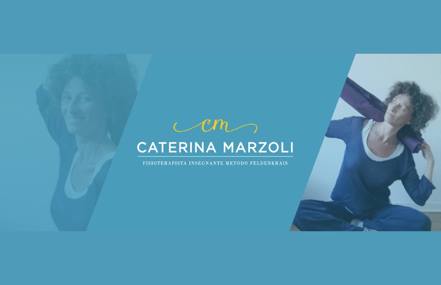 L'immagine è un banner orizzontale nei toni del blu, con le iniziali "CM" e il nome "CATERINA MARZOLI" in giallo al centro, seguiti dalla professione "FISIOTERAPISTA INSEGNANTE METODO FELDENKRAIS". Ai lati sono presenti due immagini della stessa donna, una sfocata e una nitida, che mostrano posizioni legate all'attività fisica.