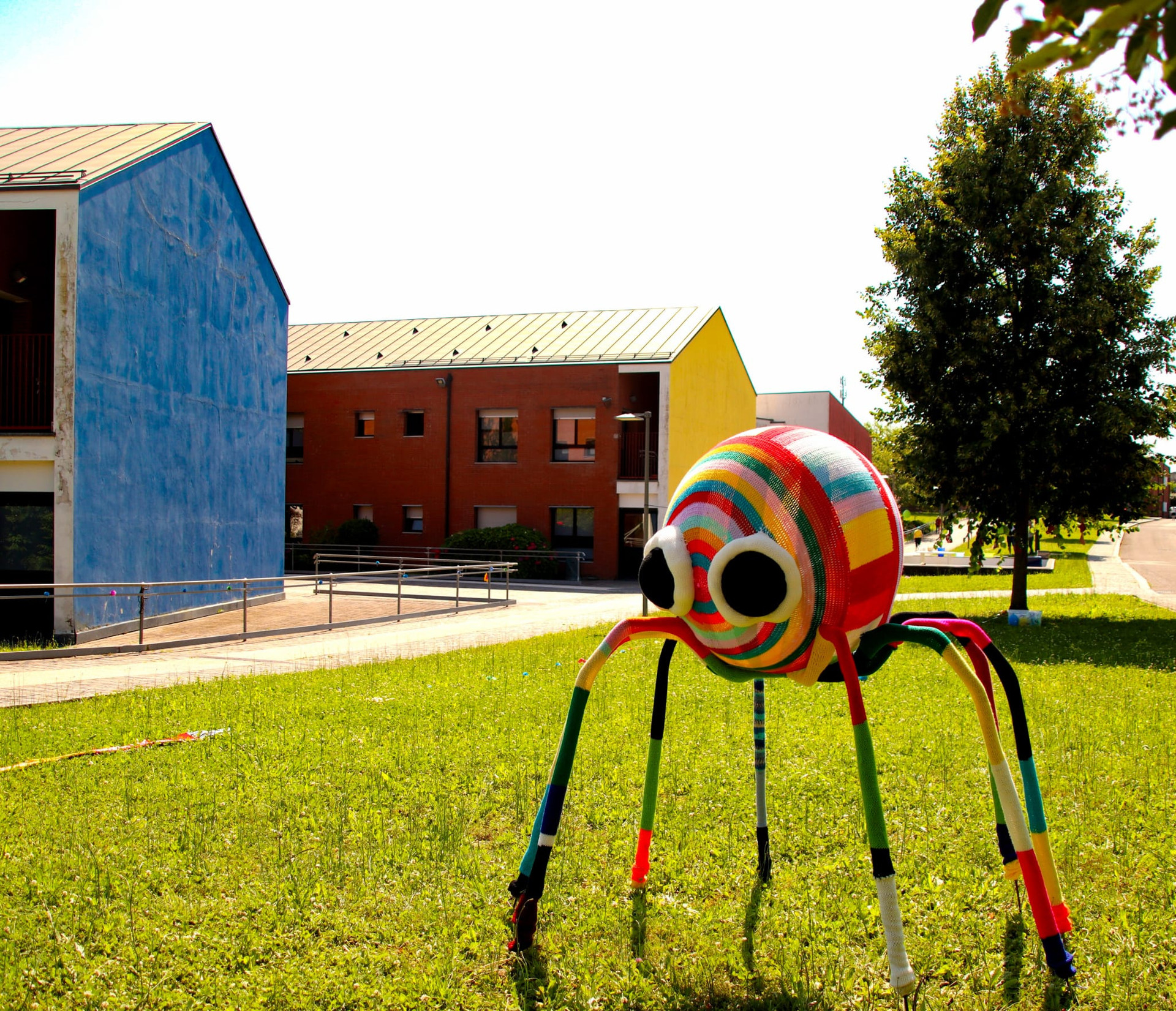La Lega del Filo d’Oro ha aderito e promosso lo Yarn Bombing: angolo allestito con le creazioni in maglia. Un ragno gigante realizzato a maglia ha una grande testa a righe colorate, due occhi buffi e sporgenti e lunghe zampe multicolori.