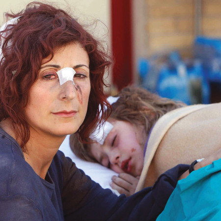2009+-+Madre+e+figlia+sopravvissute+al+terremoto+in+Abruzzo