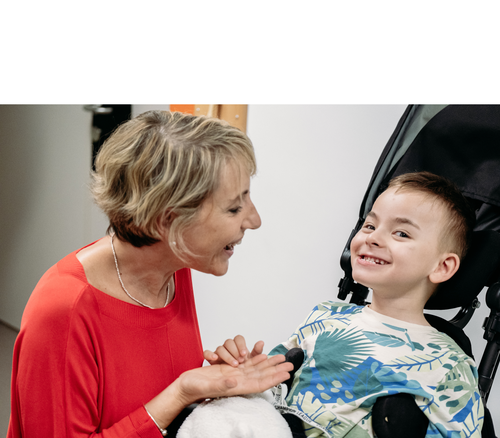 Edoardo un utente della lega del filo d'oro gioca con la sua educatrice Manola