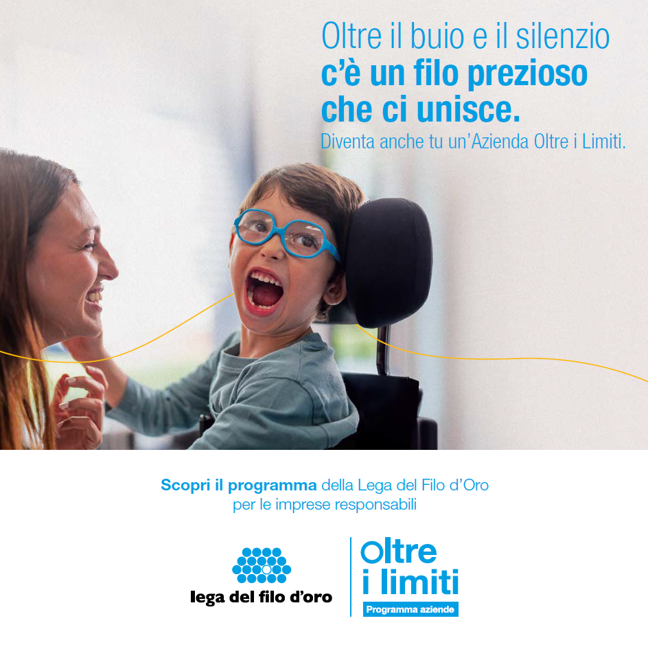 Copertina della brochure 2025 -26 di Aziende oltre i limiti con Nicola, un bambino sorridente, che scherza con una volontaria in un momento di gioia e inclusione.