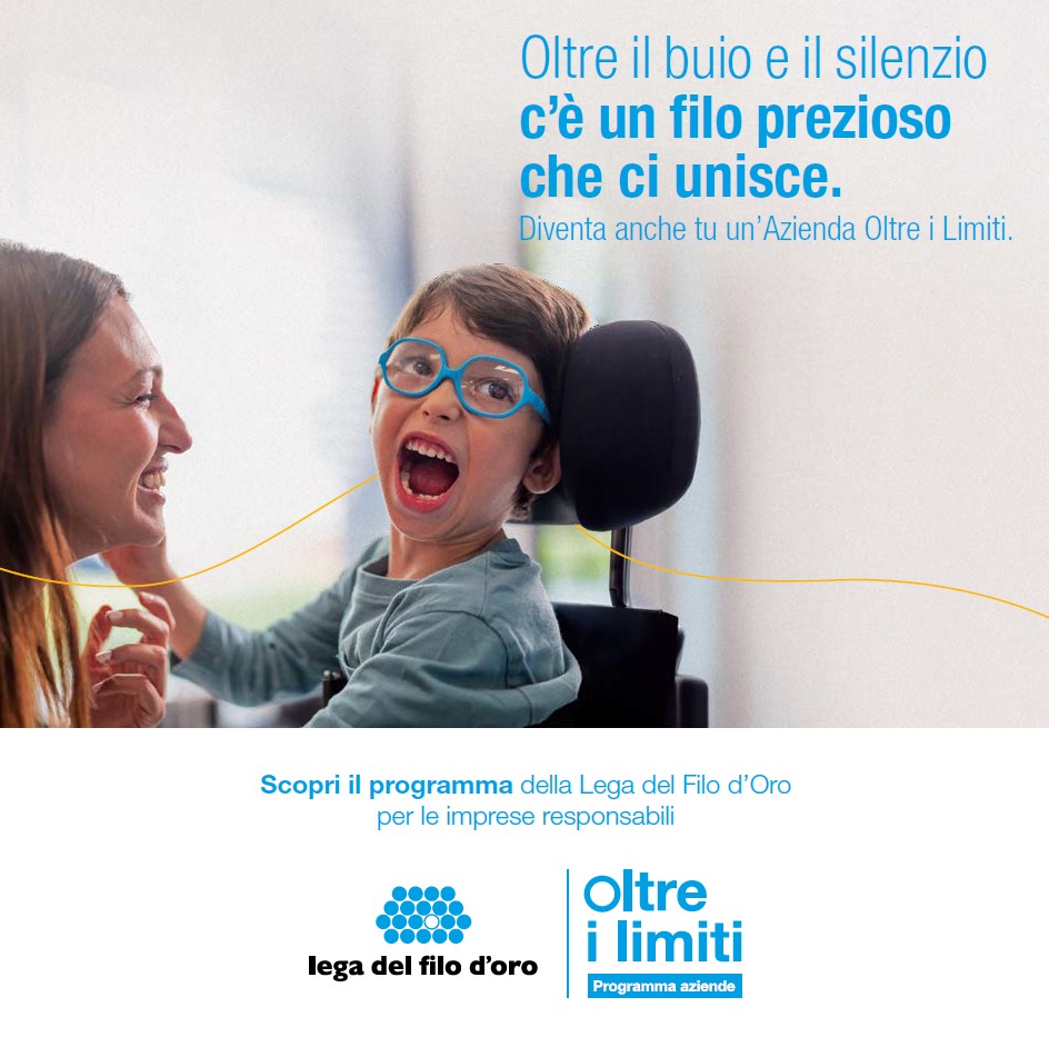 Copertina della brochure 2025 -26 di Aziende oltre i limiti con Nicola, un bambino sorridente, che scherza con una volontaria in un momento di gioia e inclusione.