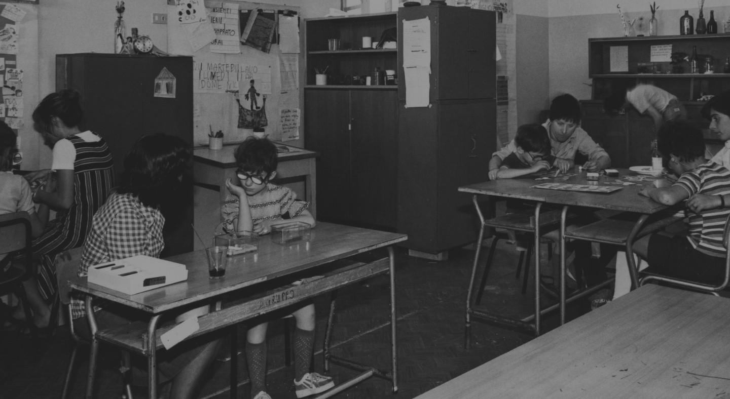 Un'immagine in bianco e nero che ritrae utenti intenti in attività scolastica. L'atmosfera è concentrata e studiosa, evidenziando l'impegno e la dedizione degli studenti.