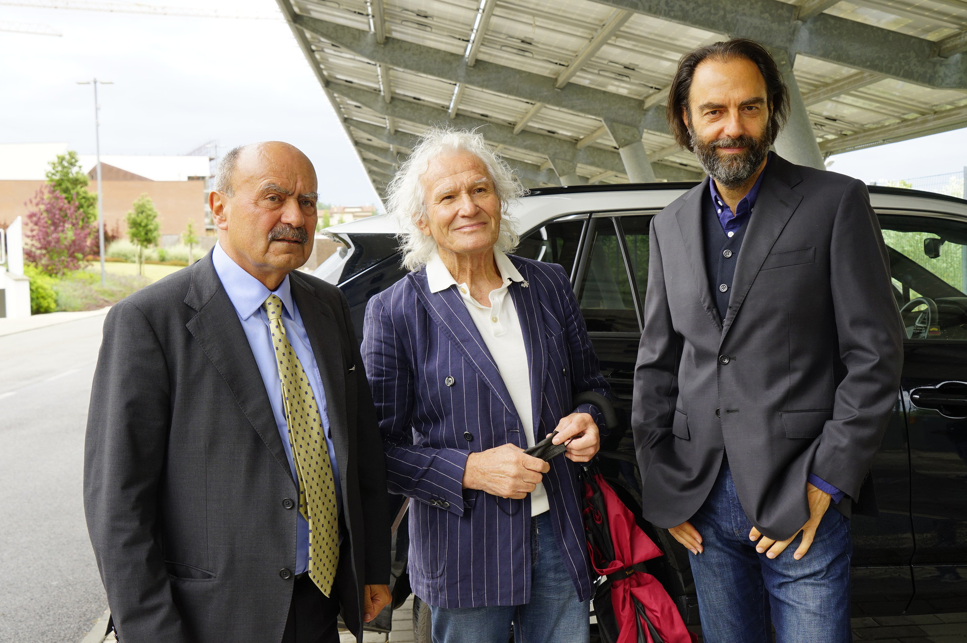 Il Presidente della Lega del Filo d'Oro Rossano Bartoli, l'artista Nazareno Rocchetti e Neri Marcorè sono fotografati insieme, uno acccanto all'altro, nell'occasione dell'inaugurazione dell'opera "La Mano dell'Amore". 