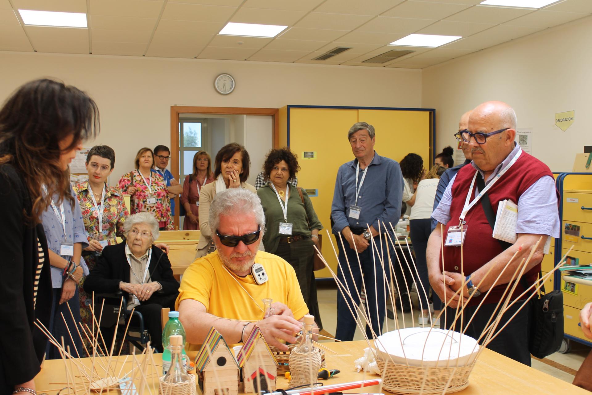 Ogni anno, a Maggio, i Centri Residenziali della Lega del Filo d'Oro aprono le loro porte ai sostenitori. Qui un utente della "Lega" mostra ai sostenitori come crea i cestini con il midollino.