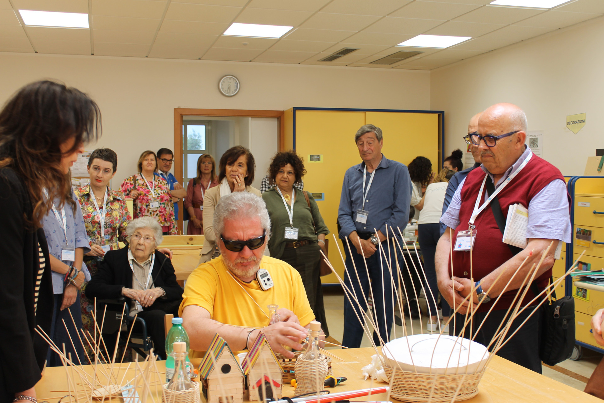 Ogni anno, a Maggio, i Centri Residenziali della Lega del Filo d'Oro aprono le loro porte ai sostenitori. Qui un utente della "Lega" mostra ai sostenitori come crea i cestini con il midollino.