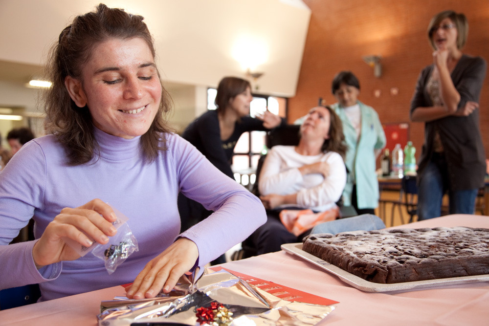 Utenti tra torte e regali durante una festa nei locali del Centro Residenziale