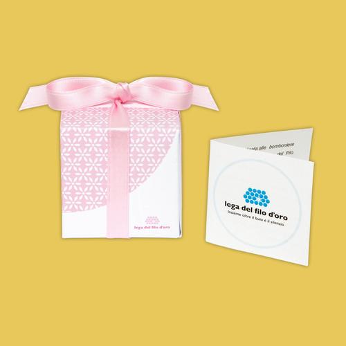 Bomboniera Pastello color rosa. Bomboniera cubiche in cartoncino bianco decorata con stampa rosa a fiorellini bianchi e fiocchetto in raso in tinta. Accompagnata da bigliettino personalizzato 33