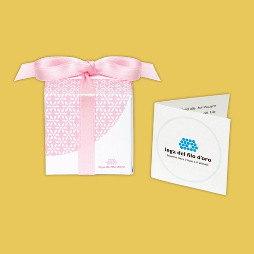 Bomboniera Pastello color rosa. Bomboniera cubiche in cartoncino bianco decorata con stampa rosa a fiorellini bianchi e fiocchetto in raso in tinta. Accompagnata da bigliettino personalizzato 29