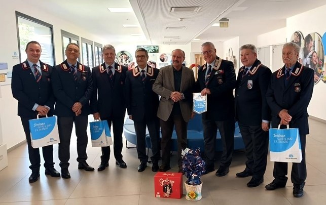 Nella foto la delegazione dell'Associazione Nazionale Carabinieri della sezione di Osimo, posa per una foto insieme al presidente Bartoli