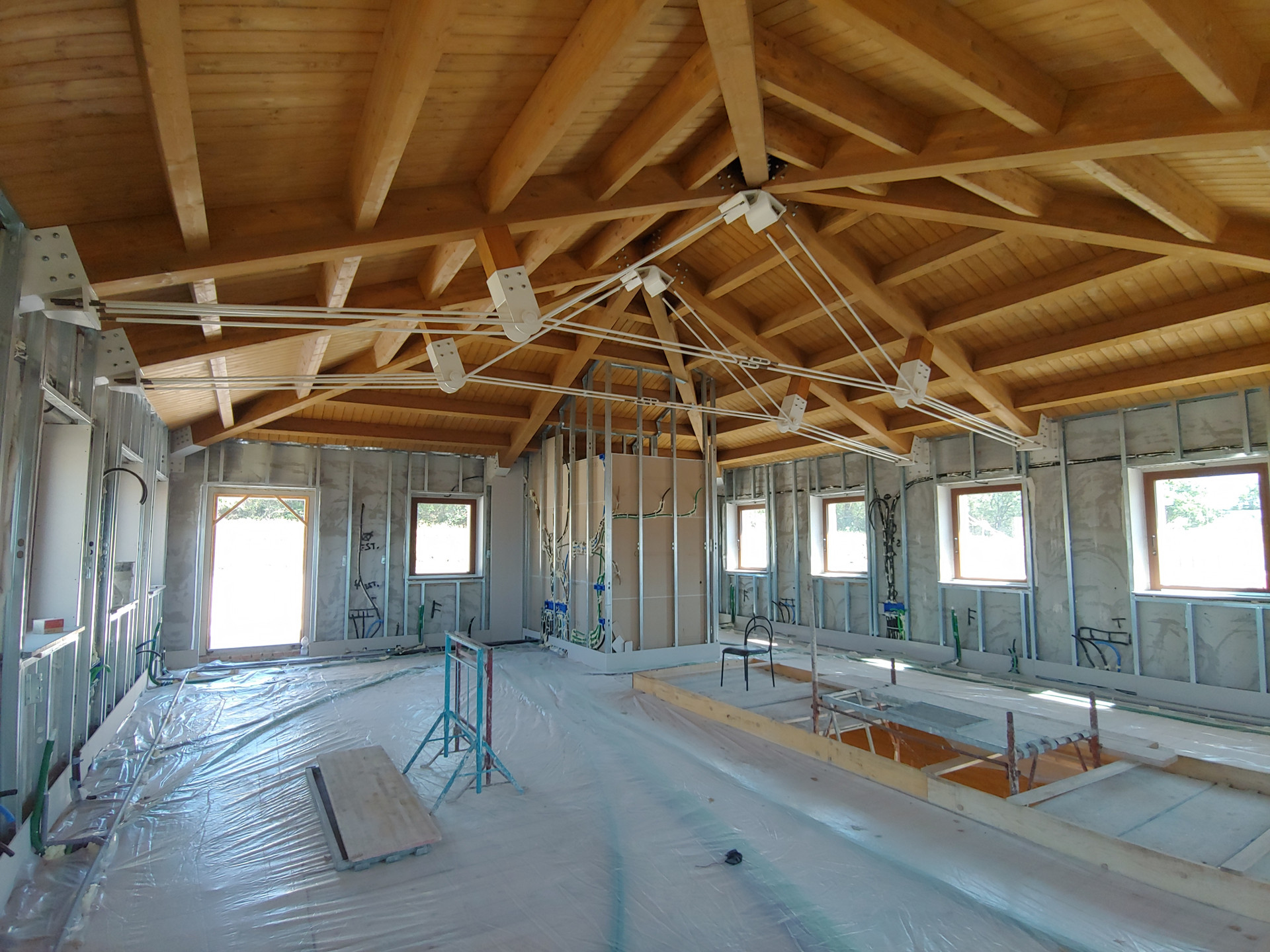Cantiere del Secondo Lotto del Centro Nazionale di Osimo. Veduta di un ambiente interno in fase di realizzazione. Soffitto in legno terminato.
