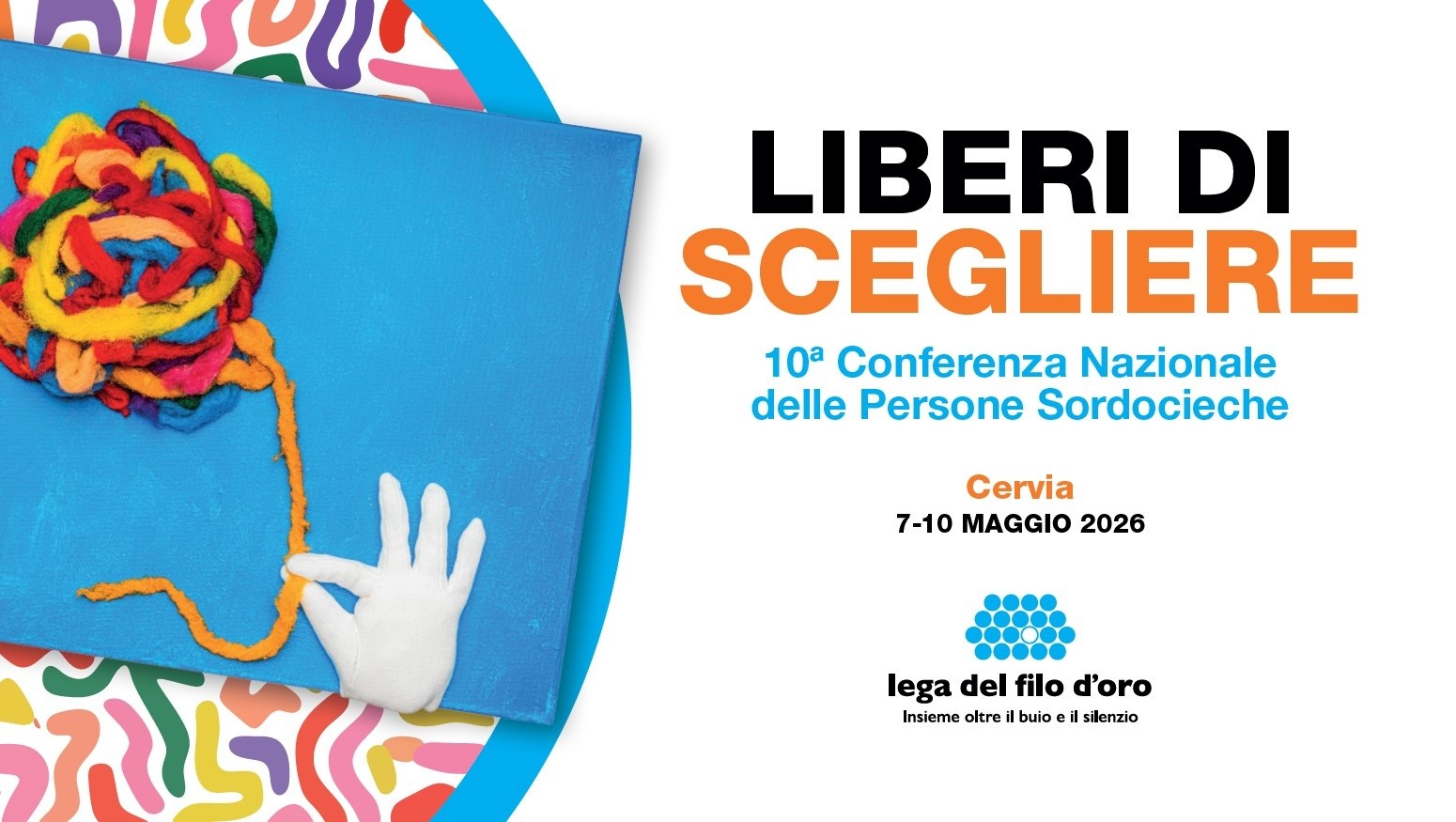 Manifesto della X Conferenza Nazionale delle persone sordocieche: su sfondo azzurro, un guanto bianco tiene tra due dita un filo arancione, collegato a una matassa di fili colorati, come nell’atto di dispiegarla. Il testo indica luogo e date: Cervia, 7–10 maggio 2026.