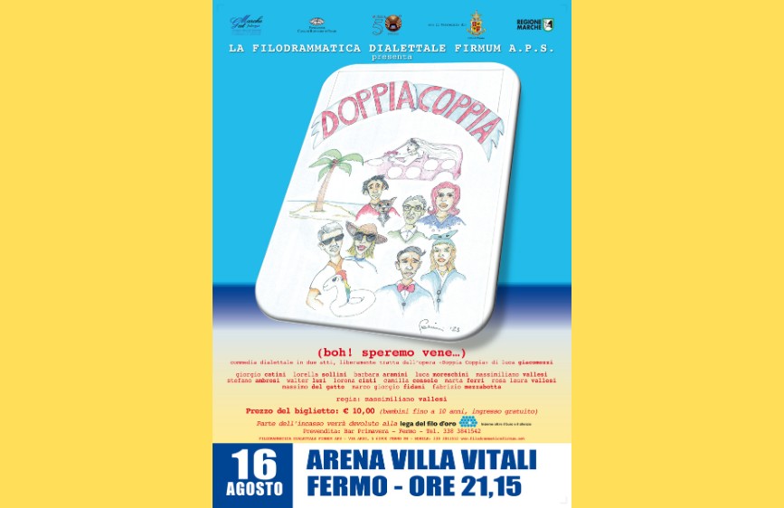 locandina di uno spettacolo teatrale intitolato "Doppia Coppia", presentato dalla Filodrammatica Dialettale Firmum A.P.S. La locandina, con uno sfondo giallo e un'illustrazione colorata di personaggi stilizzati su una tavoletta di legno, annuncia una "commedia dialettale in due atti" con la regia di Massimiliano Vallesi. Lo spettacolo si è tenuto il 16 agosto all'Arena Villa Vitali a Fermo alle ore 21:15, con un prezzo del biglietto di 10 euro (ingresso gratuito per bambini fino a 10 anni). Una parte del ricavato dell'evento è stata devoluta alla Lega del Filo d'Oro.
