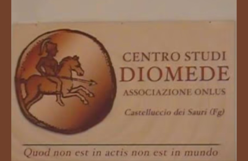 Il logo del Centro Studi Diomede raffigura una figura classica a cavallo, stilizzata in un medaglione color bronzo, evocando suggestioni storiche e culturali. Accanto all’immagine, compare il nome dell’associazione, con sede a Castelluccio dei Sauri (Fg), e la dicitura "Associazione Onlus", che ne evidenzia la natura senza scopo di lucro. In basso, il motto latino "Quod non est in actis non est in mundo" sottolinea l’importanza della documentazione e della memoria storica, valore fondante per un centro studi dedito alla ricerca, alla conservazione e alla promozione culturale.
