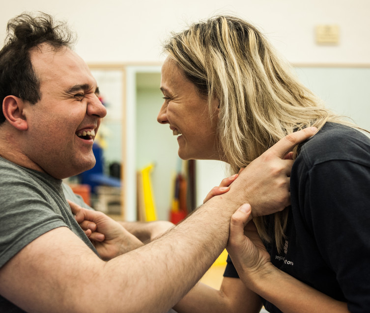 Alberto e la sua fisioterapista Francesca ridono insieme