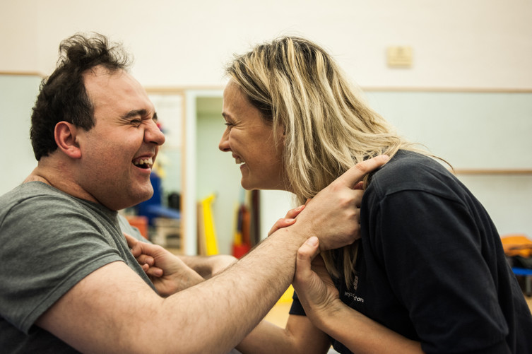 Alberto e la sua fisioterapista Francesca ridono insieme