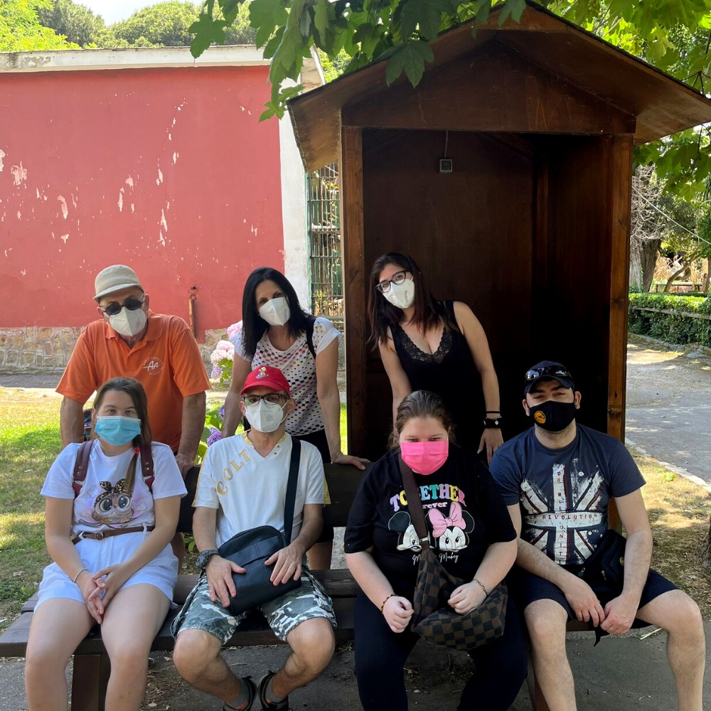 Soggiorni estivi brevi 2021: foto di gruppo gruppo di utenti educatori e volontari in gita, tutti indossano mascherine anti covid