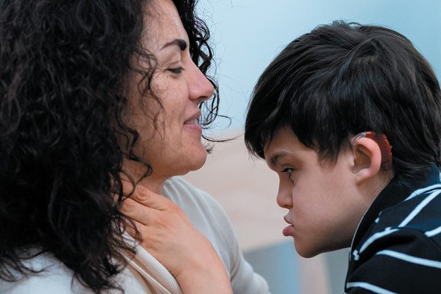 Locandina informativa sul percorso formativo di mindfulness dedicato ai genitori. Oltre alle informazioni, è presente l’immagine di un bambino utente della Lega del Filo d’Oro insieme alla sua mamma