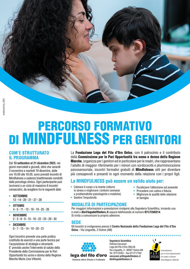 Locandina informativa sul percorso formativo di mindfulness dedicato ai genitori. Oltre alle informazioni, è presente l’immagine di un bambino utente della Lega del Filo d’Oro insieme alla sua mamma
