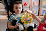 Edoardo gioca insieme a Manola, una delle educatrici che lo segue nel suo percorso educativo-riabilitativo