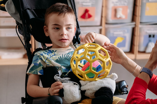 Edoardo gioca insieme a Manola, una delle educatrici che lo segue nel suo percorso educativo-riabilitativo