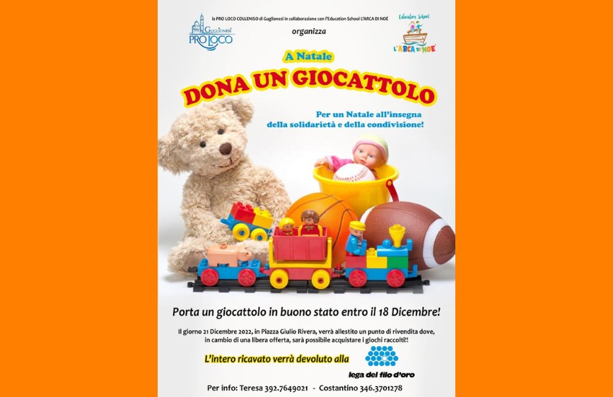 L'immagine è un poster verticale su sfondo arancione che promuove la raccolta "A Natale Dona un Giocattolo" per solidarietà. Sullo sfondo di giocattoli come un orsetto e un trenino, si invita a portare giocattoli in buono stato entro il 18 dicembre, con il ricavato della vendita destinato alla Lega del Filo d'Oro.