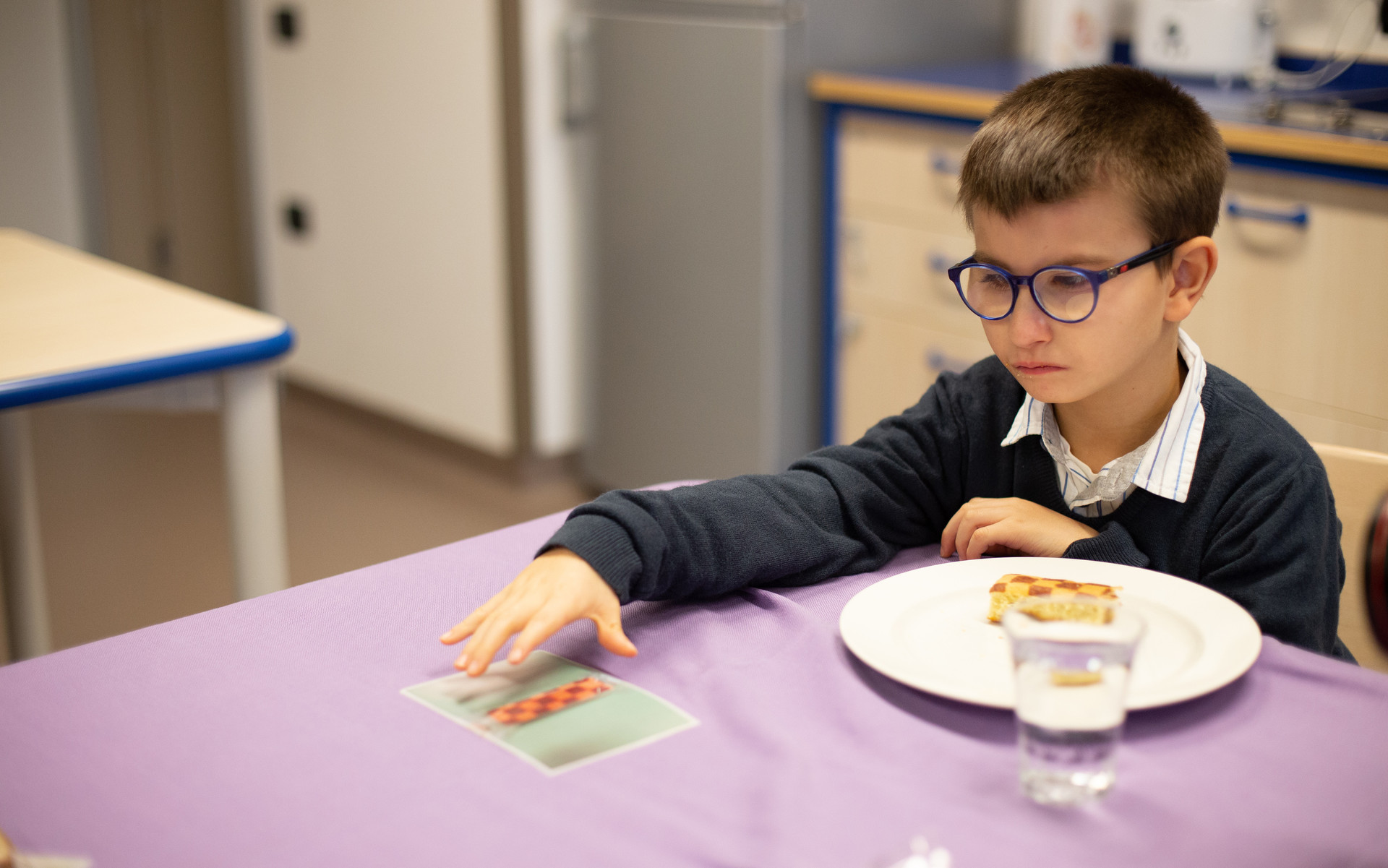 Comunicazione pittografica: il piccolo Biagio, utente della Lega del Filo d'Oro, ha scelto di mangiare una merendina mostrando la fotografia del suo spuntino preferito, e si appresta a gustarlo.