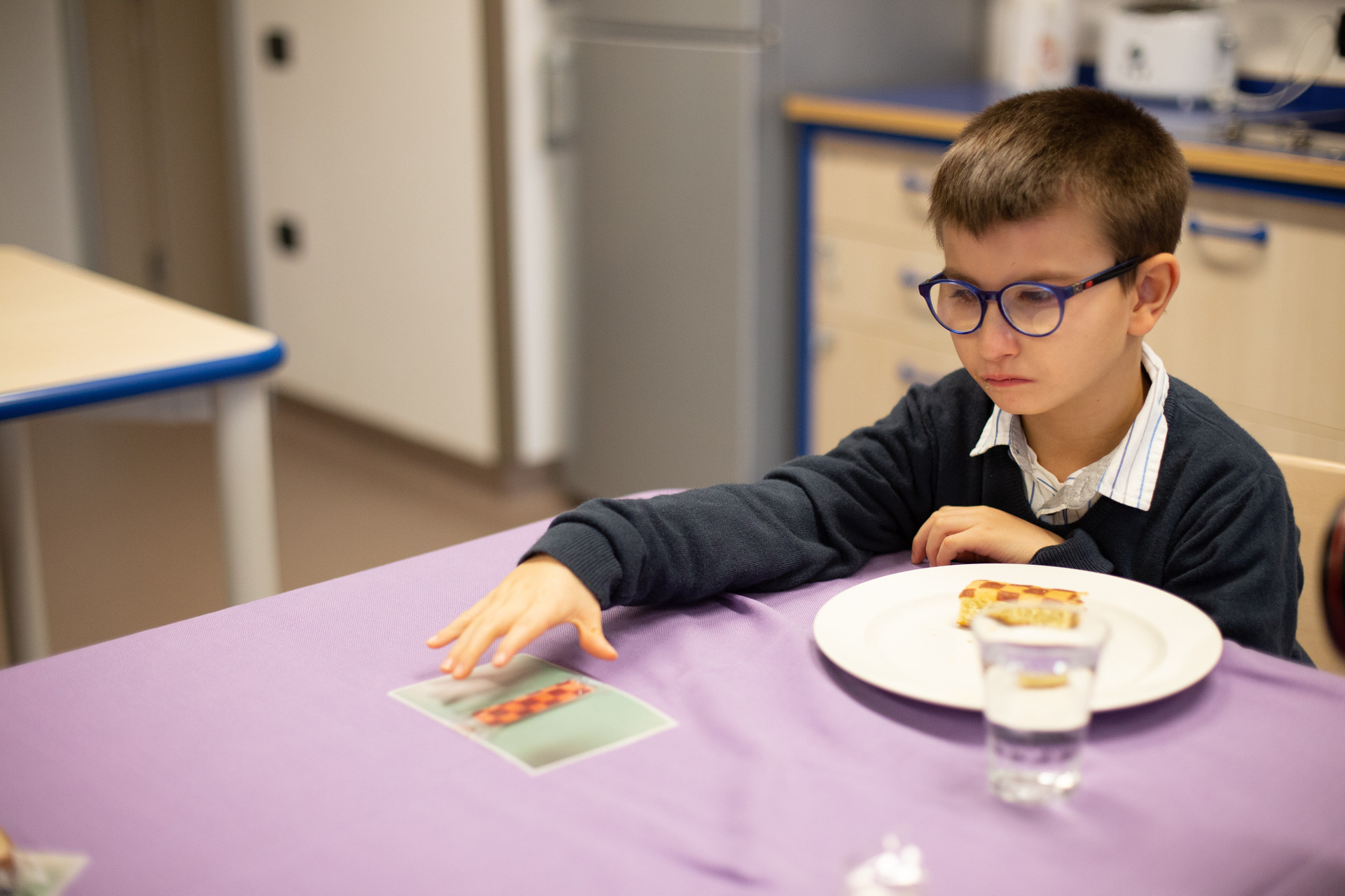Comunicazione pittografica: il piccolo Biagio, utente della Lega del Filo d'Oro, ha scelto di mangiare una merendina mostrando la fotografia del suo spuntino preferito, e si appresta a gustarlo.