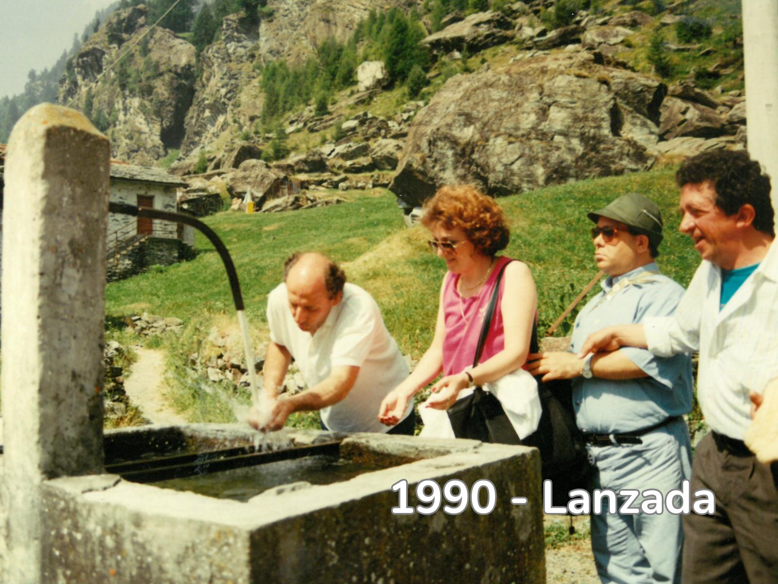 Utenti e volontari durante i soggiorni estivi a Lanzada nel 1990