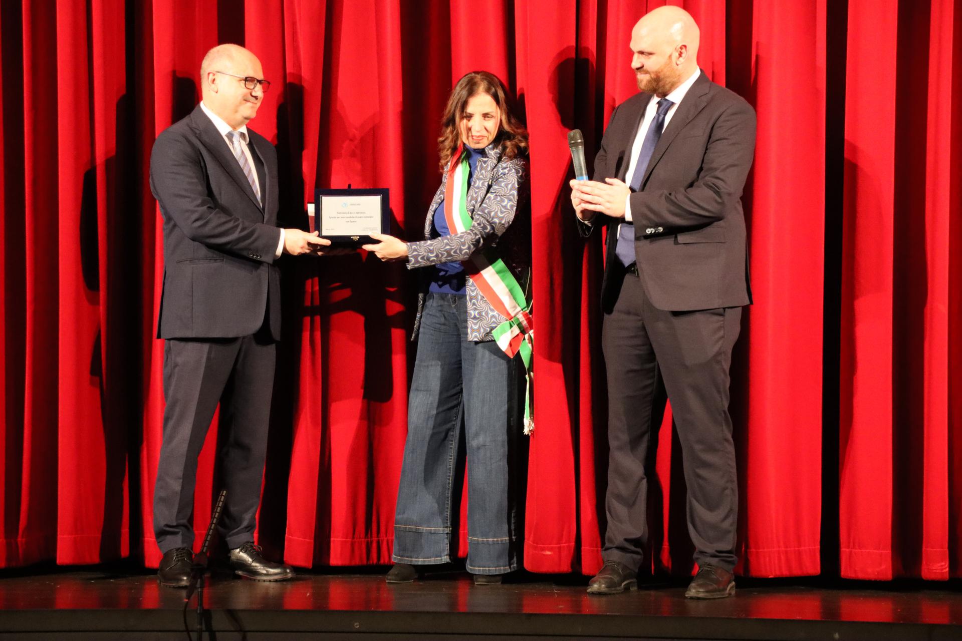 Durante la celebrazione dei 20 anni del Centro Socio-Sanitario Residenziale di Lesmo, il Sindaco ha consegnato un riconoscimento al Direttore Generale della Lega del Filo d’Oro. Sul palco anche il Direttore del Centro di Lesmo.