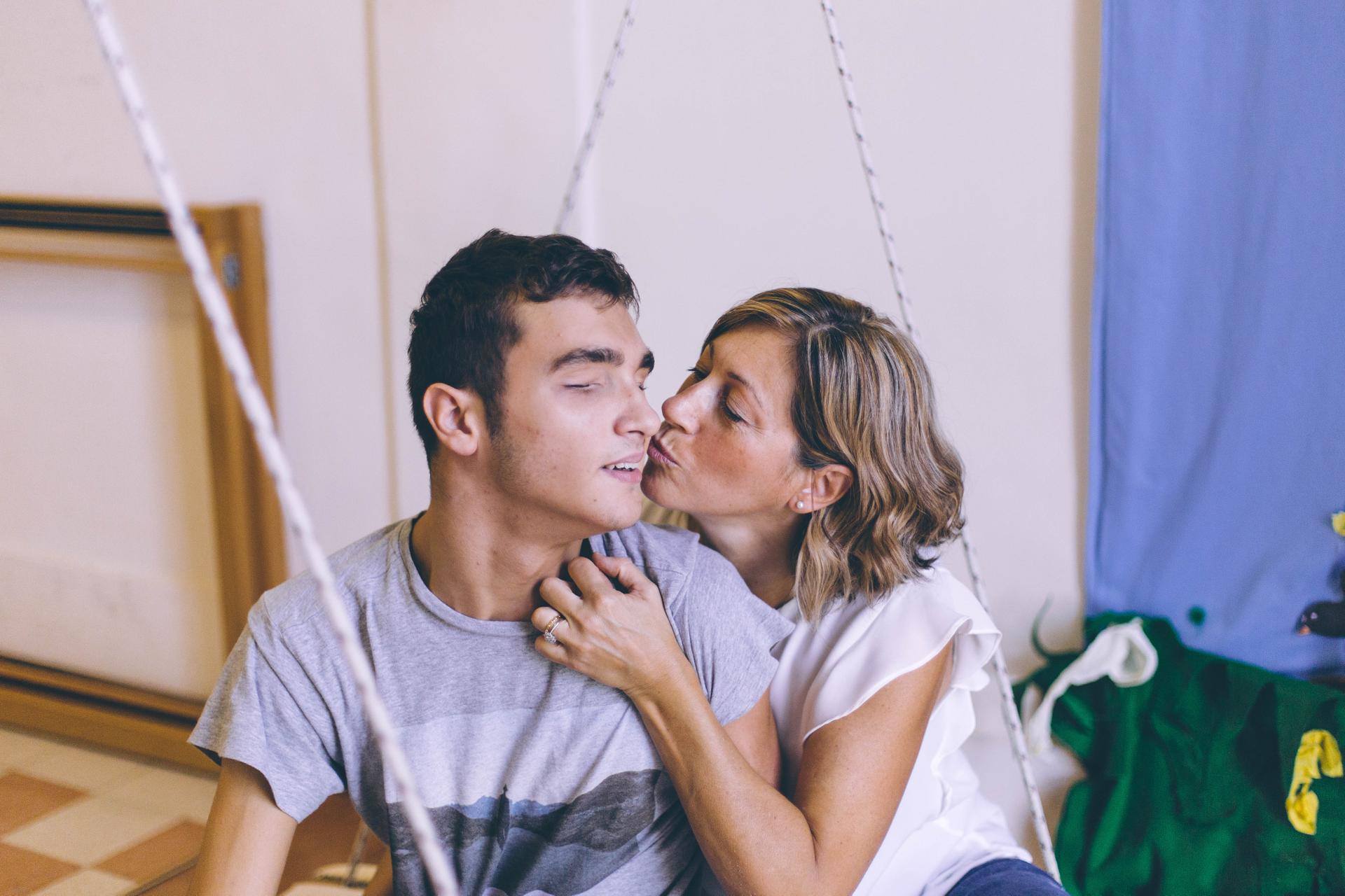 Francesco, giovane utente del Centro Diurno di Osimo, riceve un bacio affettuoso sulla guancia dalla sua mamma