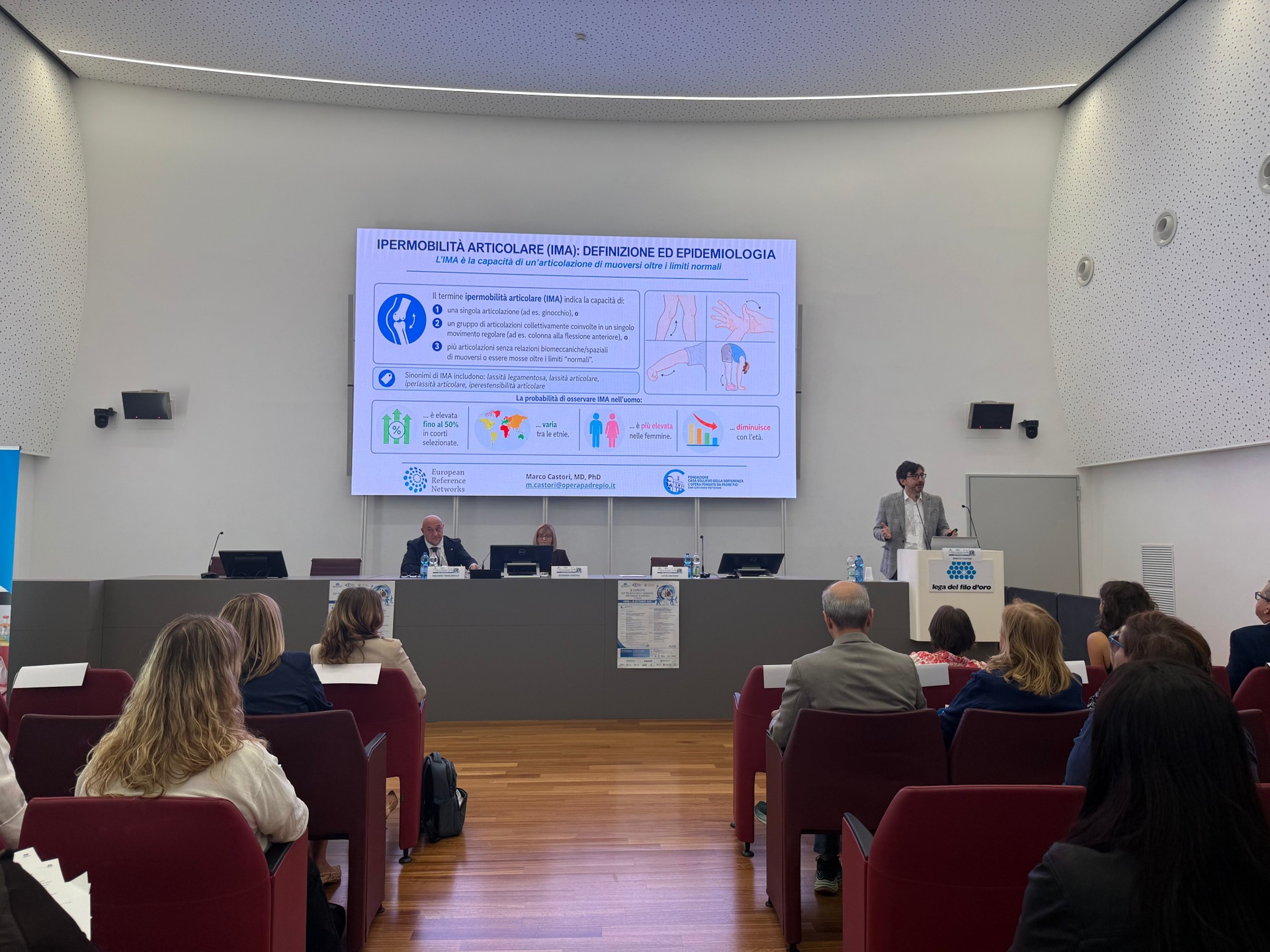 Un momento dei lavori della quinta edizione del convegno "Il bambino con malattia rara e disabilità: dalla diagnosi all’assistenza" presso il Centro Nazionale della Lega del Filo d’Oro. Pediatri e tutte le figure professionali coinvolte nella diagnosi e nella cura dei pazienti pediatrici affetti da malattie rare, seguono con interesse il convegno