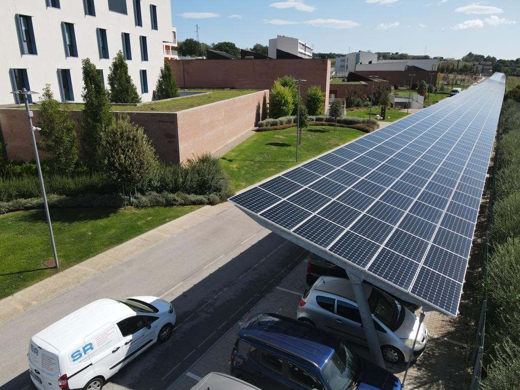 Una foto che mostra i pannelli fotovoltaici della Lega del Filo d'Oro, evidenziando l'impegno dell'organizzazione per l'energia sostenibile e l'innovazione tecnologica.
