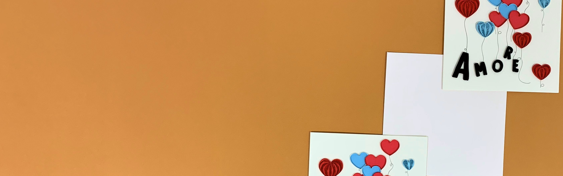 Composizione di due biglietti "Amore" su sfondo arancione.