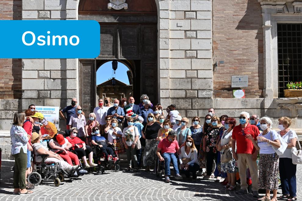 Yarn Bombing - Osimo - evento installazione manufatti - foto di gruppo davandi al Municipio
