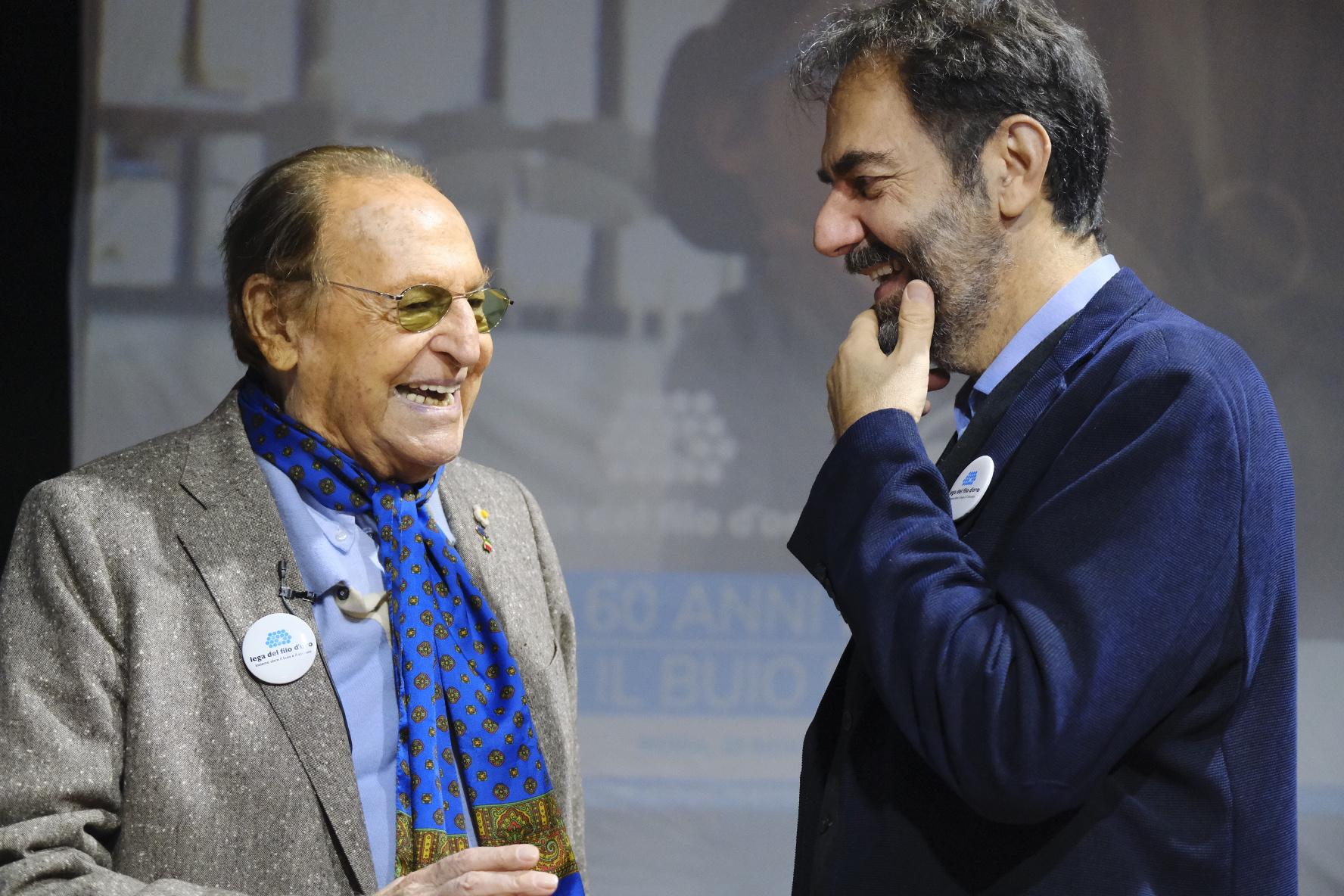 I testimonial Renzo Arbore e Neri Marcorè si scambiano aneddoti divertiti