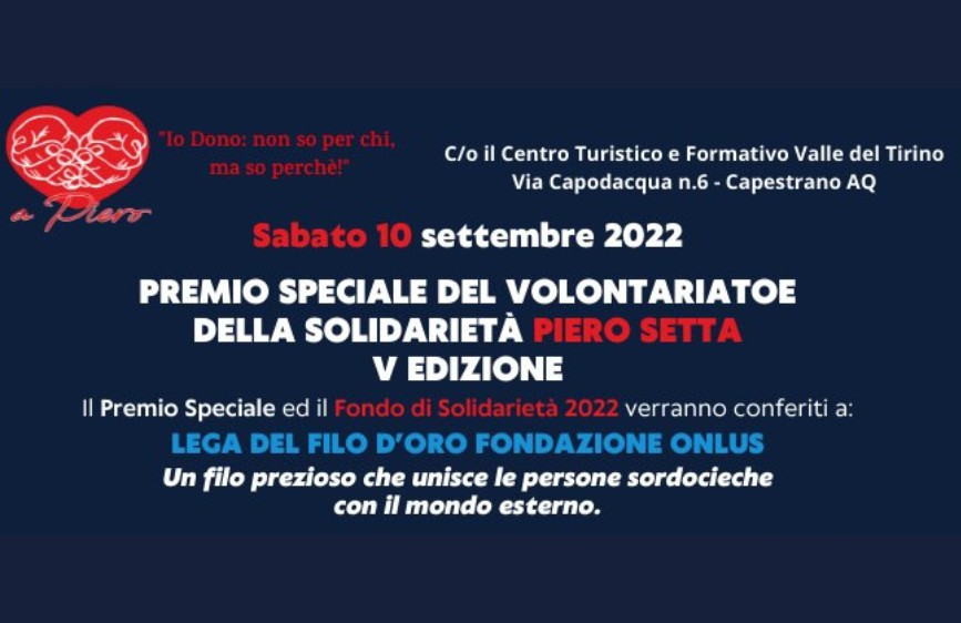 L'immagine è un annuncio su sfondo blu scuro che promuove la quinta edizione del "Premio Speciale del Volontariato e della Solidarietà Piero Setta", tenutosi il 10 settembre 2022 a Capestrano (AQ). L'evento ha premiato la "Lega del Filo d'Oro Fondazione ONLUS" per il suo impegno nell'unire le persone sordocieche al mondo esterno, con un logo a forma di cuore rosso in alto a sinistra.