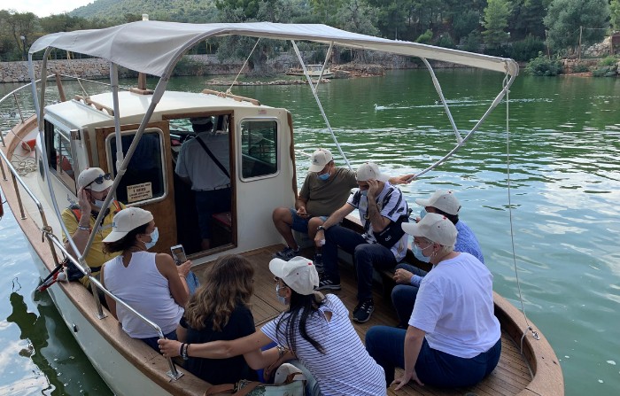 Uscita degli utenti della Lega, gli utenti si trovano in una piccola imbarcazione