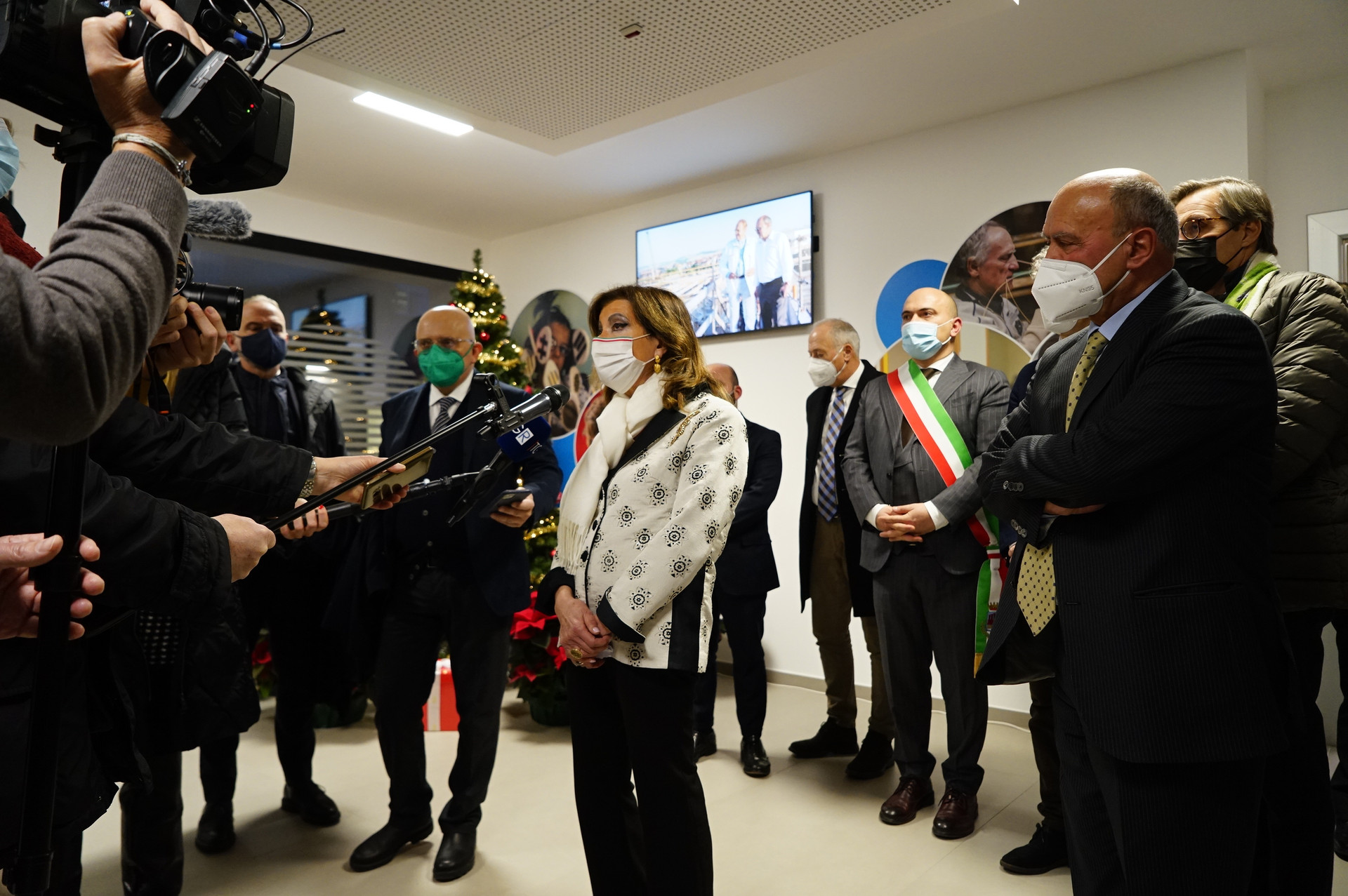 La Signora Casellati risponde alle domande dei giornalisti 