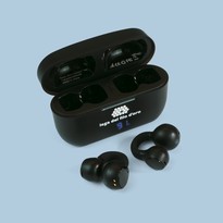 Auricolari Cherry neri con custodia di ricarica nera con display che mostra il livello della batteria. Sulla custodia si trova il logo della Lega del Filo d'Oro stampato in bianco