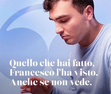 Francesco Maiolini, utente adulto della Lega del Filo d'Oro, protagonista della campagna del Sessantesimo Anniversario della Lega del Filo d'Oro e il pay off di campagna "Quello che hai fatto, Francesco l'ha visto anche se non vede".