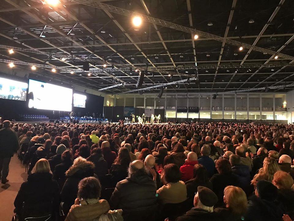 Foto della platea di partecipanti al summit Padova Capitale Europea del Volontariato.