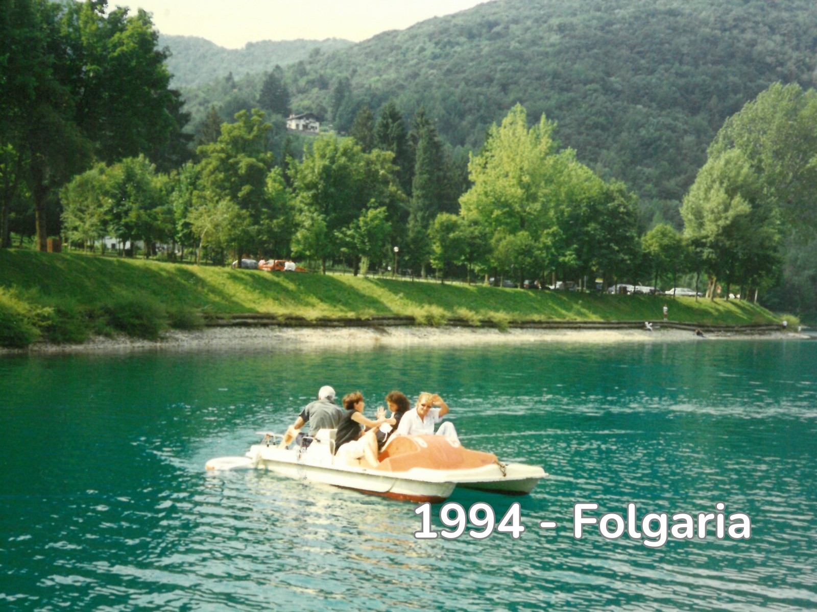 Utenti e volontari sul pedalò durante i soggiorni estivi a Folgaria nel 1994 