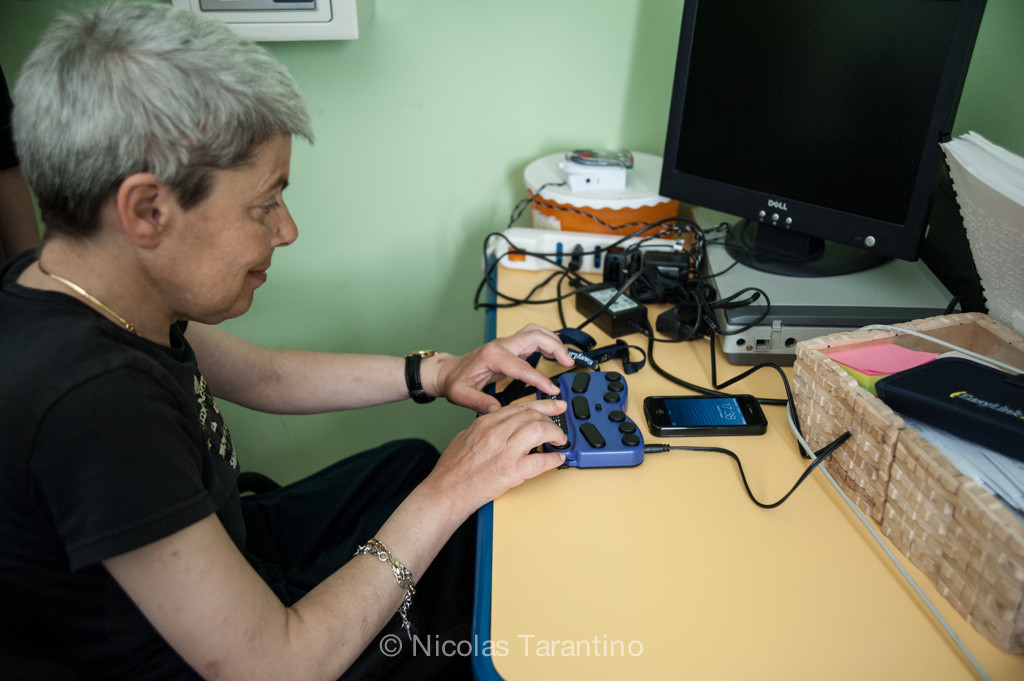 Maria Assunta, utente adulta del Centro di Lesmo, digita sulla barra Braille 