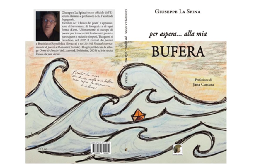 L'immagine mostra la copertina di un libro intitolato "per aspera... alla mia BUFERA" di Giuseppe La Spina, con una prefazione di Jana Carcara. Il design della copertina presenta un'illustrazione stilizzata di onde tumultuose e una piccola barchetta di carta in balia dei flutti, mentre sulla bandella di sinistra è presente una foto e una biografia dell'autore.