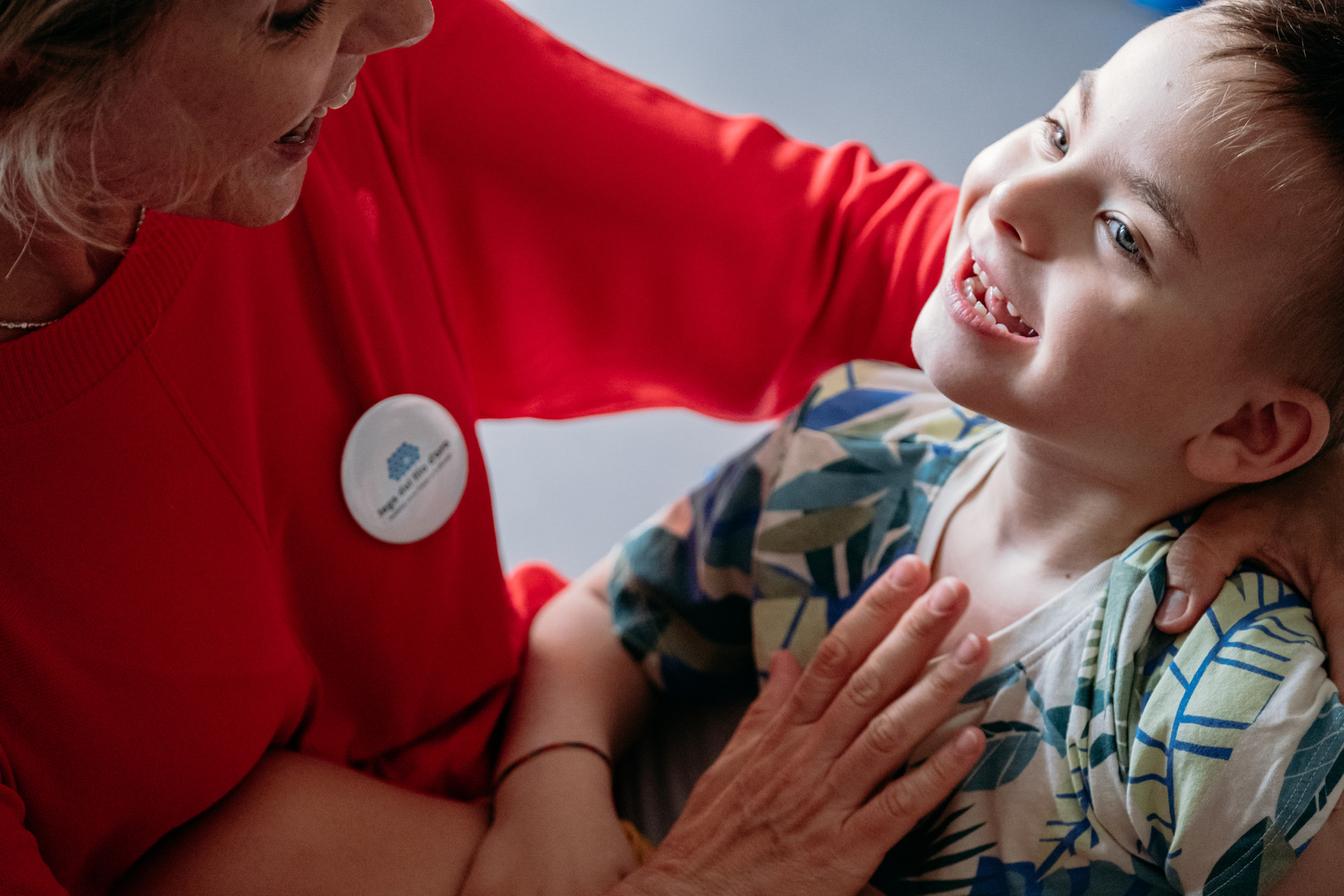 Edoardo, una bimbo utente della Lega del Filo d'Oro, con un educatrice 