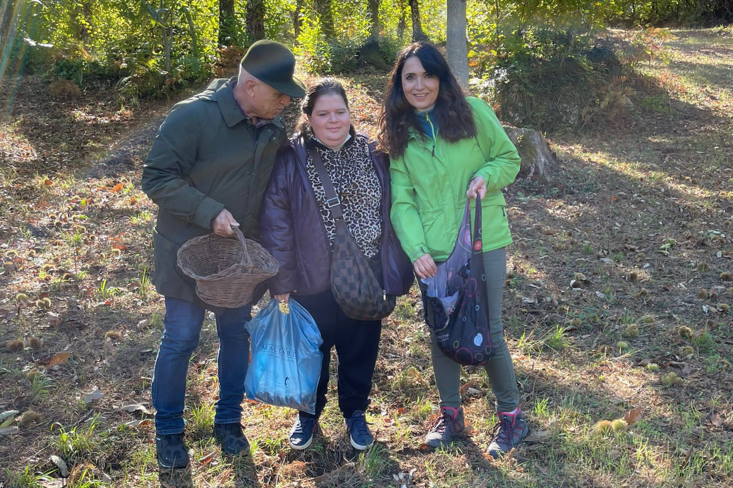 Bruna, giovane donna seguita dalla sede di Napoli, insieme a due operatori durante la raccolta delle castagne
