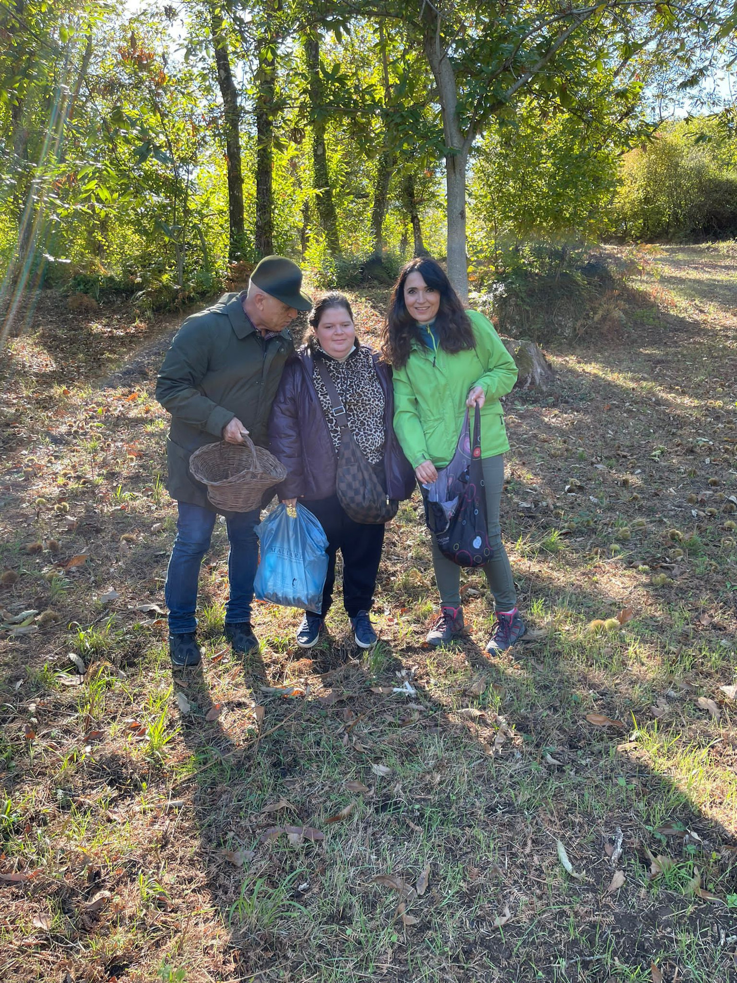 Bruna, giovane donna seguita dalla sede di Napoli, insieme a due operatori durante la raccolta delle castagne 