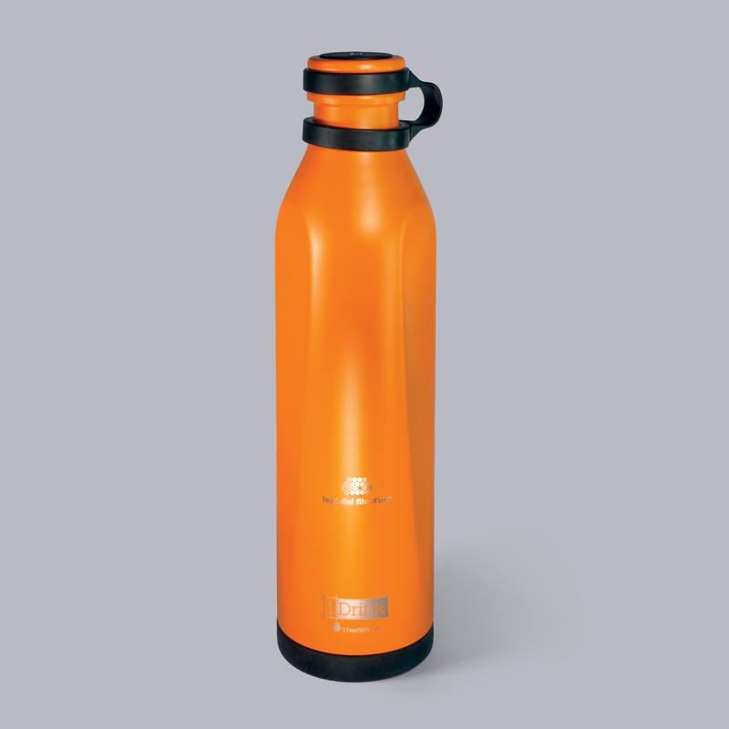 Borraccia termica in acciaio arancione decorata con logo della Lega del Filo d'Oro e logo iDrink incisi. La base e il tappo sono ricoperti da elementi in silicone nero antiscivolo.