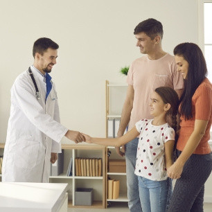 Il Case Manager e il Direttore Sanitario accolgono la famiglia.